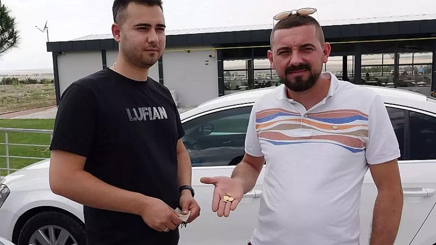 OTOMOBİLDE UNUTULAN ALTINLARI SAHİBİNE VERDİ