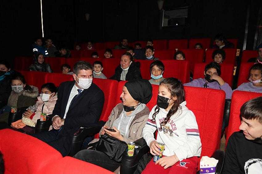 Başkan Ercengiz, çocuklarla sinema izledi