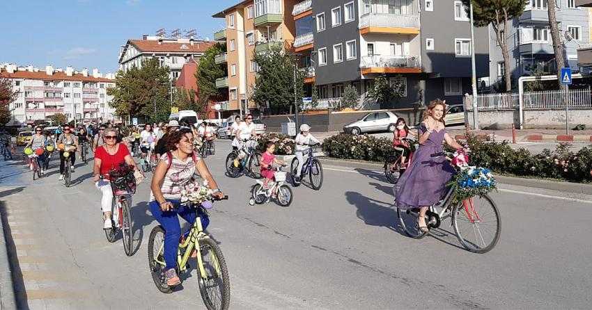 Süslü Kadınlar Farkındalık için Pedalladı