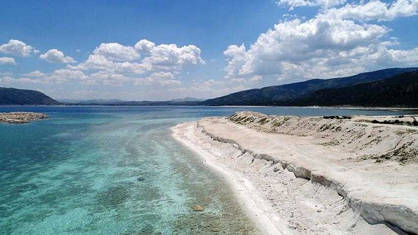 Salda Gölü’nde kuraklık endişesi! Metrelerce çekilme var!