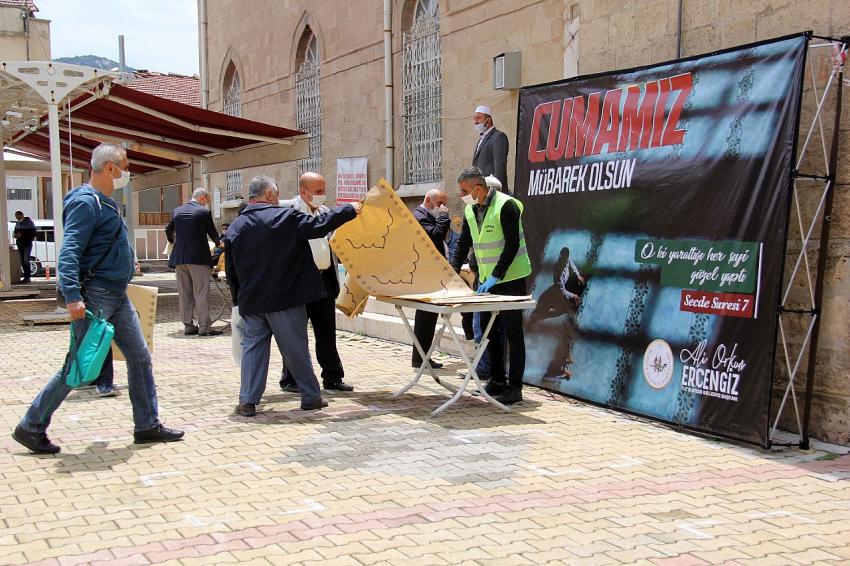 BURDUR BELEDİYESİ TEK KULLANIMLIK SECCADE DAĞITTI