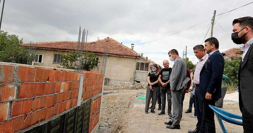 BAŞKAN ERCENGİZ’DEN KAYAALTI KÖYÜ’NDE GENÇ ÇİFTE ANLAMLI ZİYARET