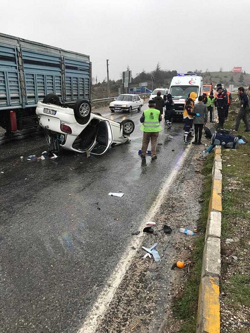 KAYGAN ZEMİN KAZAYA NEDEN OLDU 3 KİŞİ YARALANDI