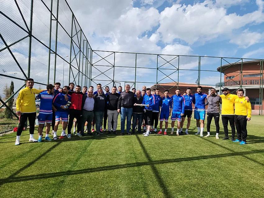 Burdursporlu futbolculara baklava ikramı