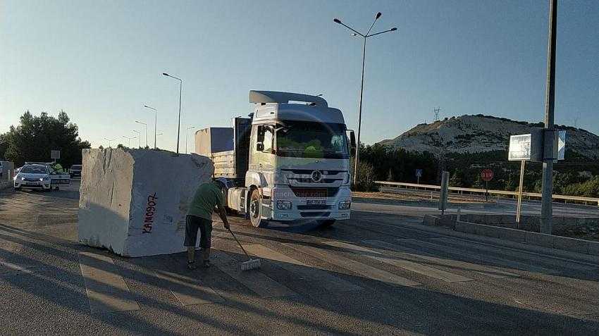 TIR’IN DORSESİNDEKİ 18.7 TONLUK MERMER YOLA DÜŞTÜ