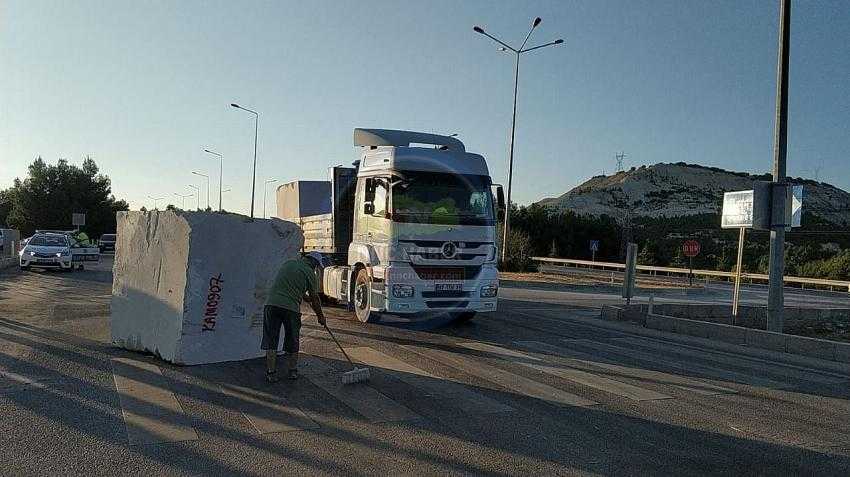 TIR’IN DORSESİNDEKİ 18.7 TONLUK MERMER YOLA DÜŞTÜ