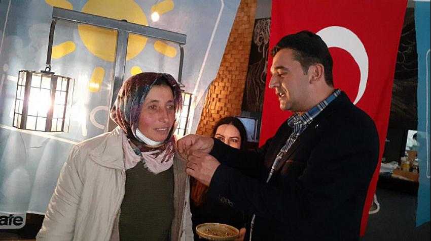 İYİ Kadınlara Katıldılar, Başkan Erkan Rozetleri Taktı
