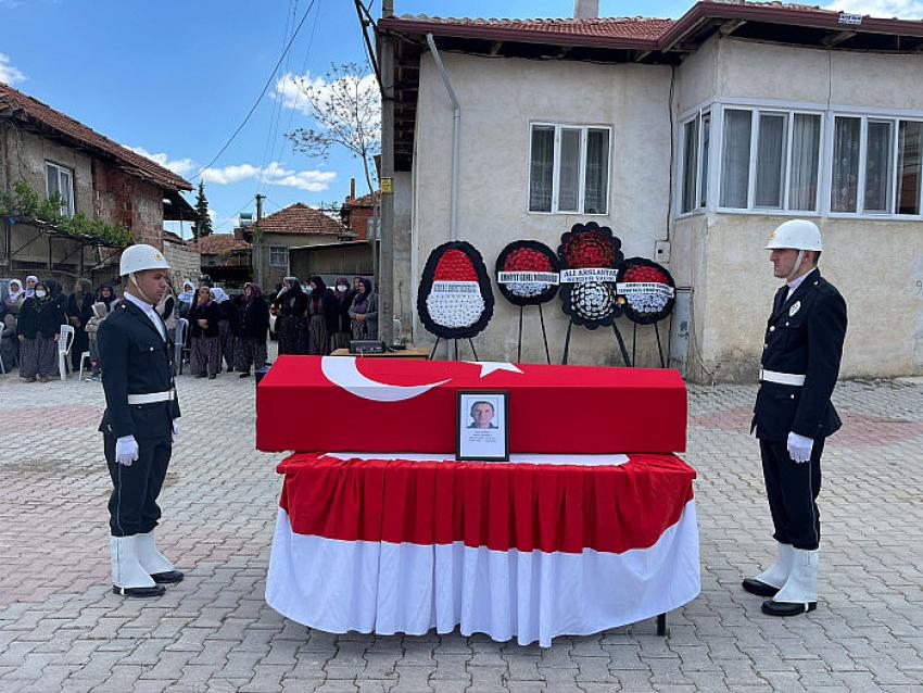 Polisimiz Son Yolculuğuna Omuzlarda Taşınarak Uğurlandı