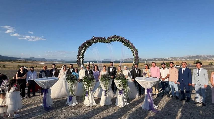 Burdur’da Aşkın Rengi Bu Kez Mor Oldu: Lavanta Tanıtım Merkezinde Dört Çift “Evet” Dedi