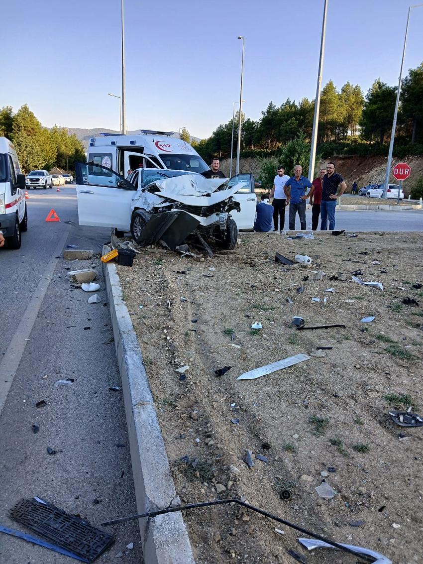 Burdur-Antalya Karayolunda Feci Çarpışma