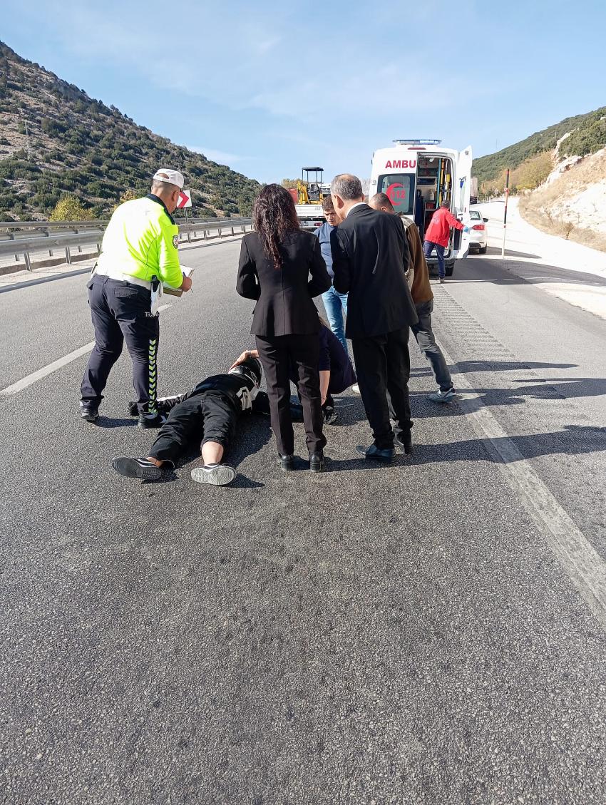 Burdur Yolu Üzerinde Kaza Yapan Motosikletliye İlk Müdahale Kurum Müdürlerinden Geldi
