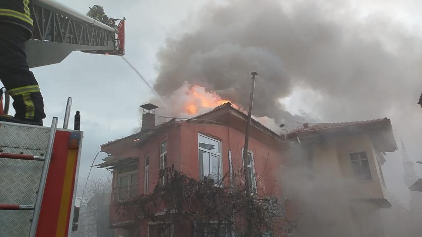Burdur’da Çatı Yangını Paniği! Facia Son Anda Önledi