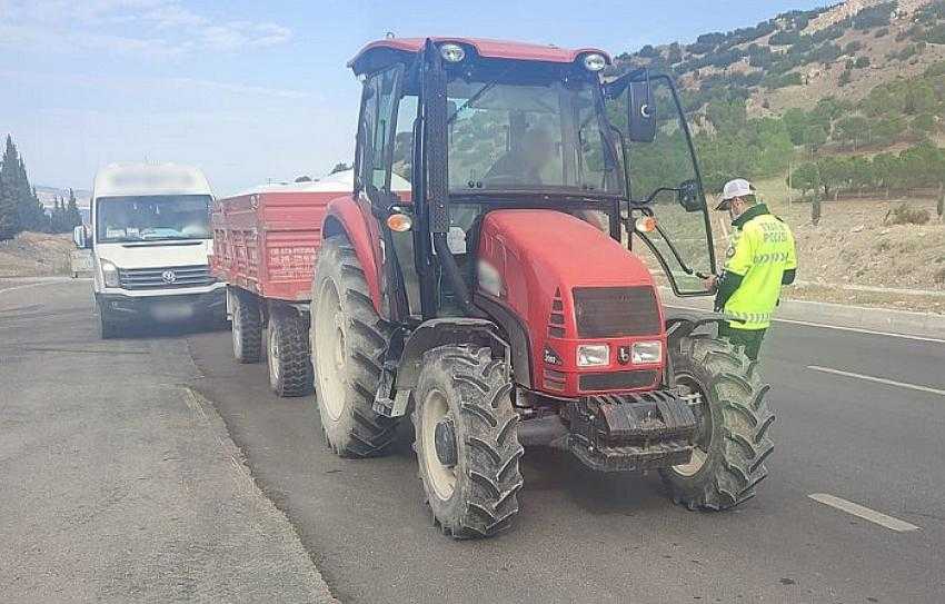 EMNİYET EKİPLERİNDEN TRAKTÖR VE TARIM İŞÇİLERİ TAŞIYAN ARAÇLARA YÖNELİK DENETİM