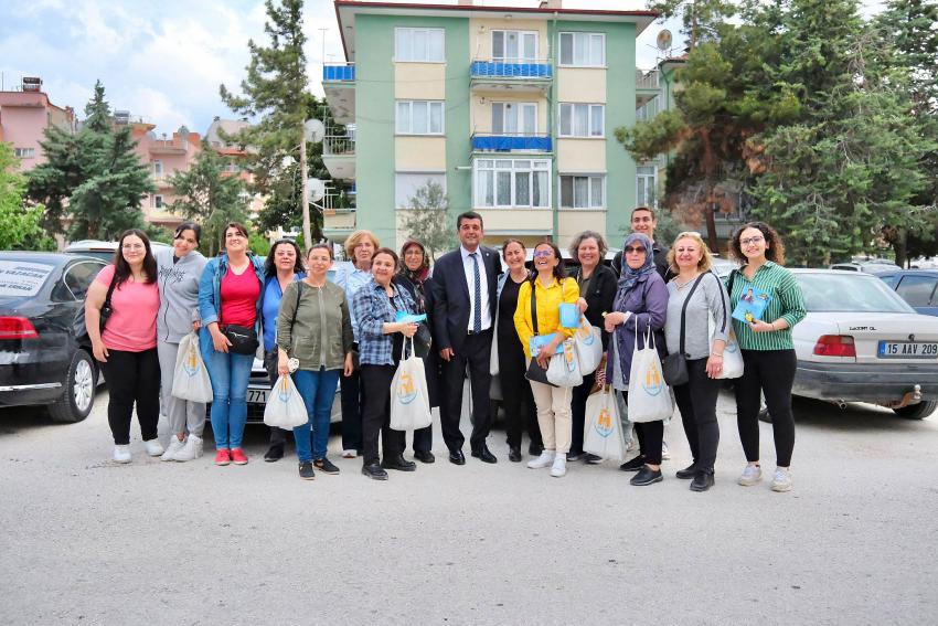 İYİ’ler kapı kapı geziyor