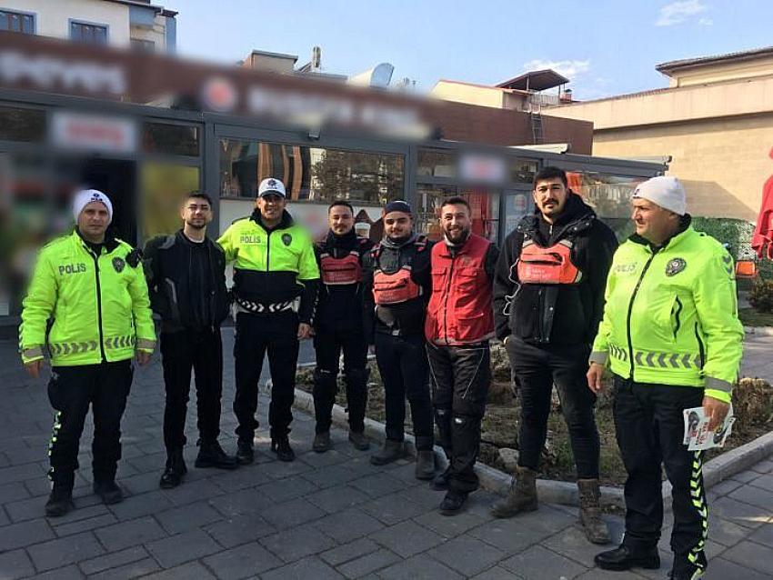 EMNİYET TRAFİK EKİPLERİNDEN MOTOKURYE SÜRÜCÜLERİNE YÖNELİK EĞİTİM VE BİLGİLENDİRME FAALİYETLERİ