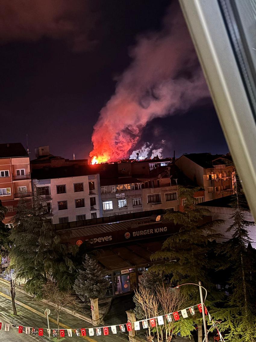 Burdur’da Geceyi Alevler Aydınlattı! Çatı Alev Alev Yandı