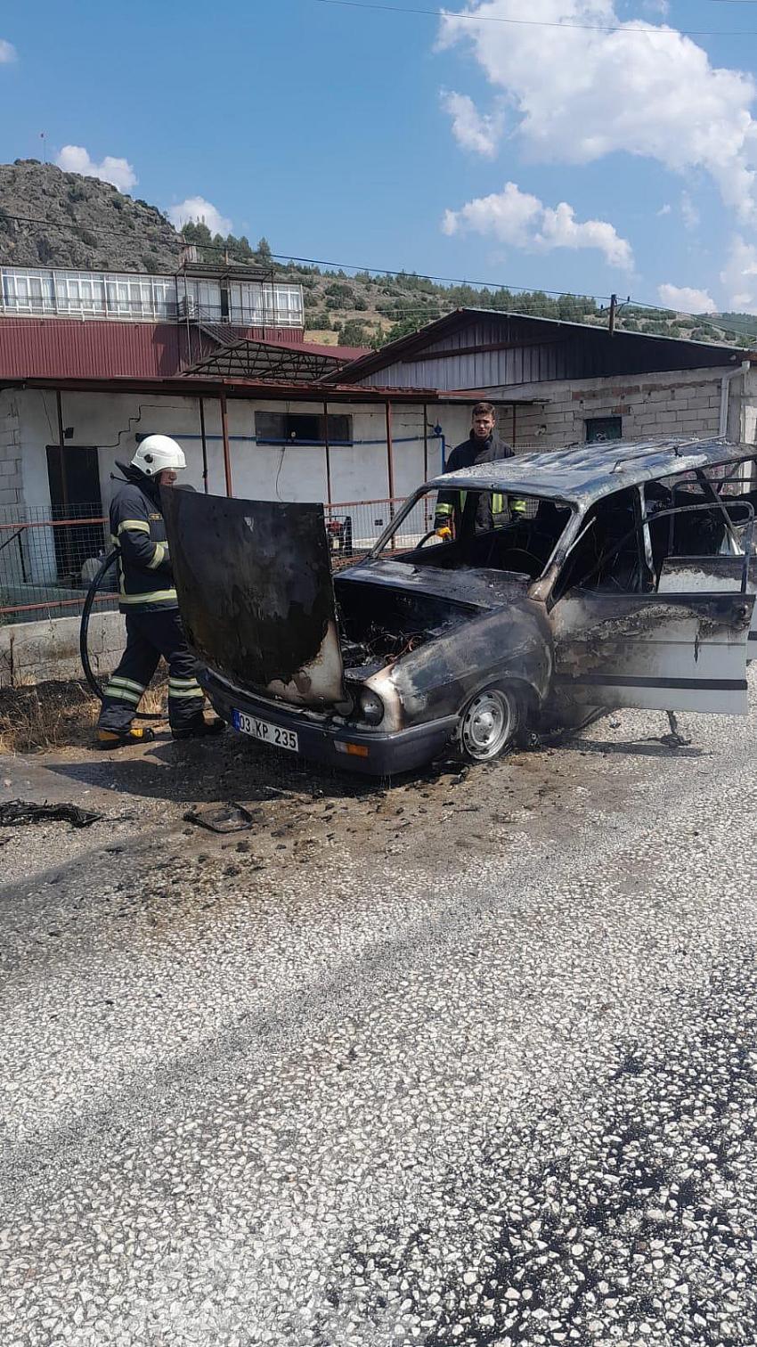 SEYİR HALİNDEKİ OTOMOBİL ALEV ALEV YANDI