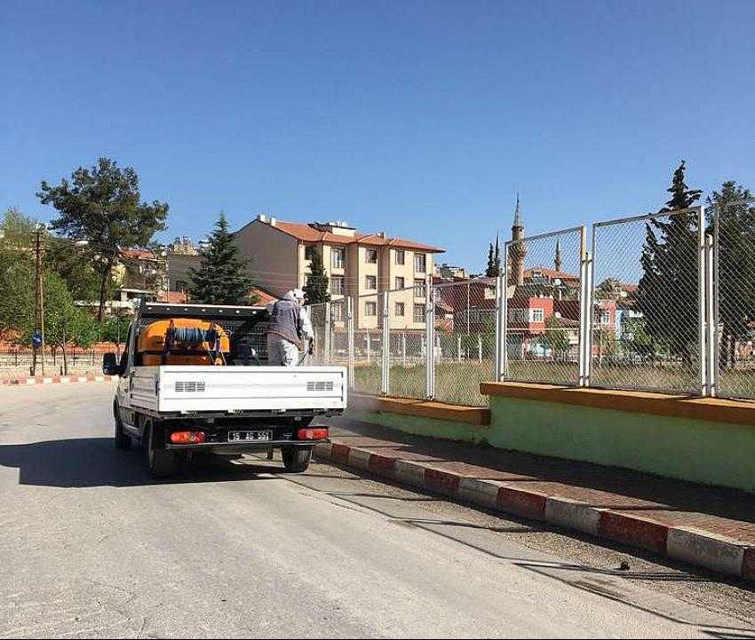 Burdur Belediyesi Kaldırımlarda İlaçlama Yaptırıyor