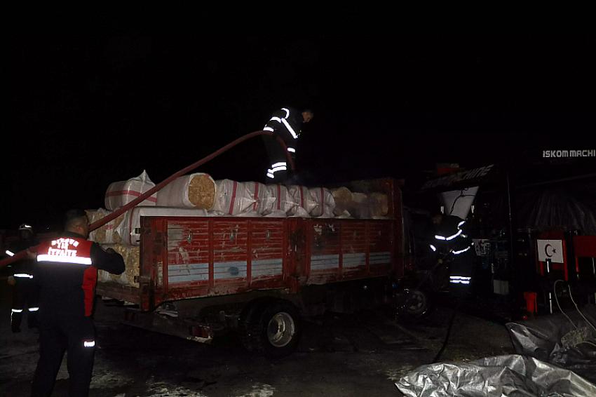 Burdur'da şüpheli olay! Saman yüklü kamyonet yandı